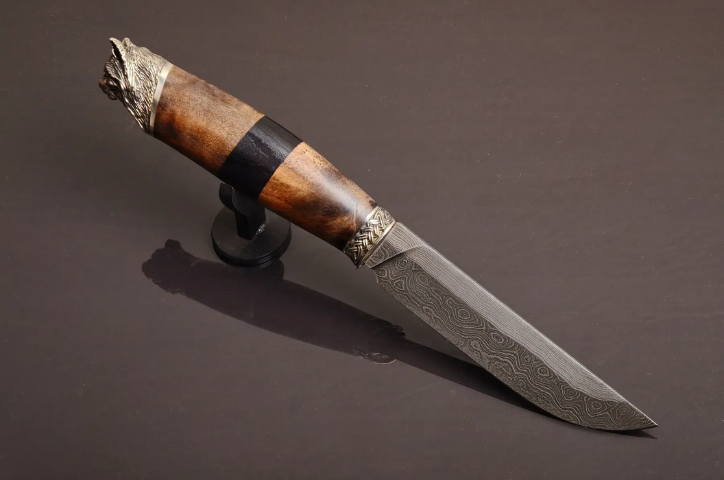 Couteau en acier Damas avec manche en bois hybride époxy rouge
