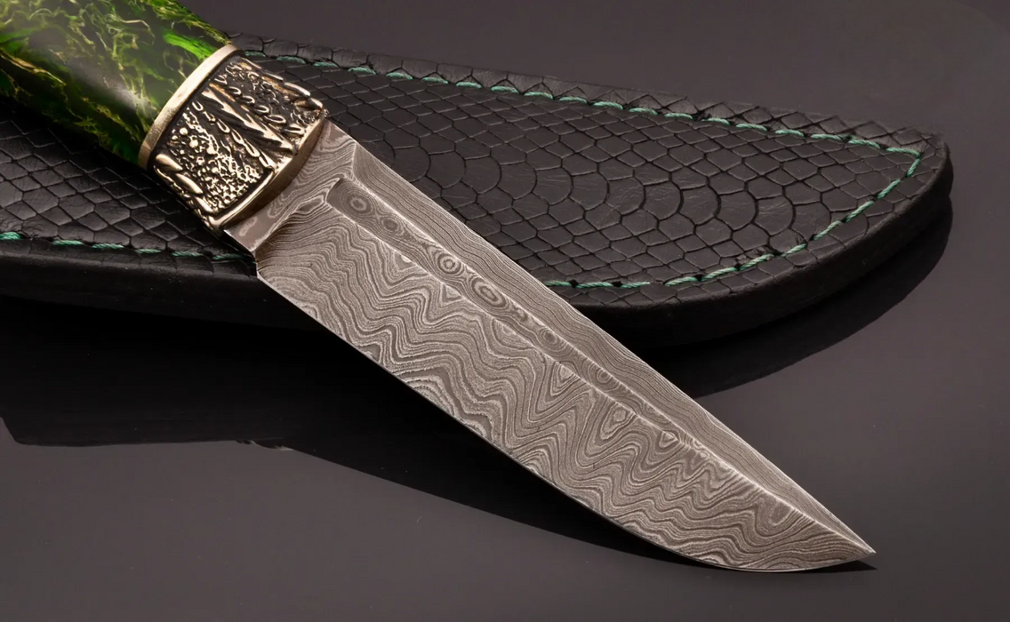 Couteau en acier Damas avec manche en bois hybride époxy rouge
