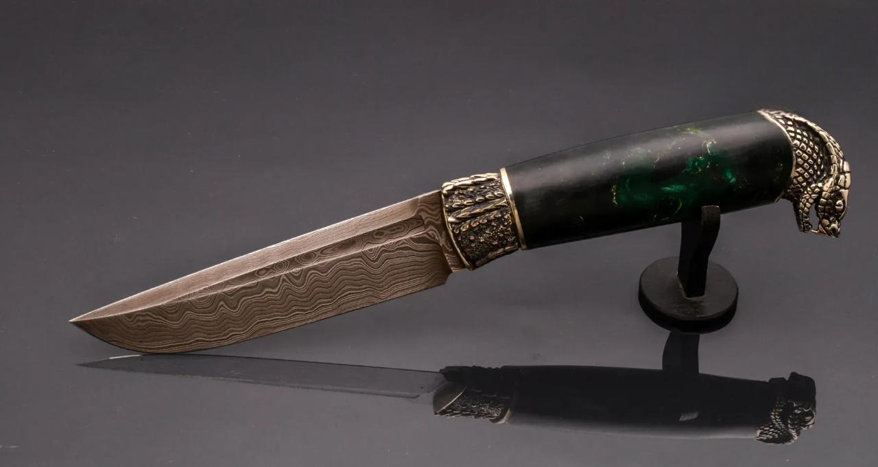 Couteau en acier Damas avec manche en bois hybride époxy rouge