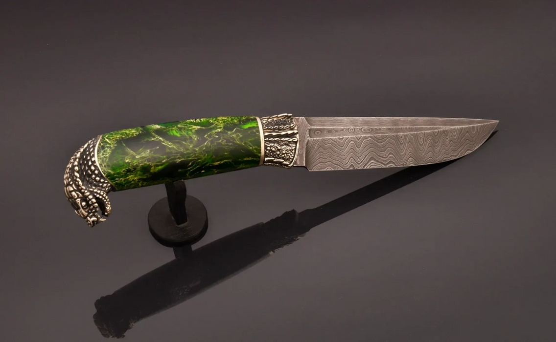 Couteau en acier Damas avec manche en bois hybride époxy rouge