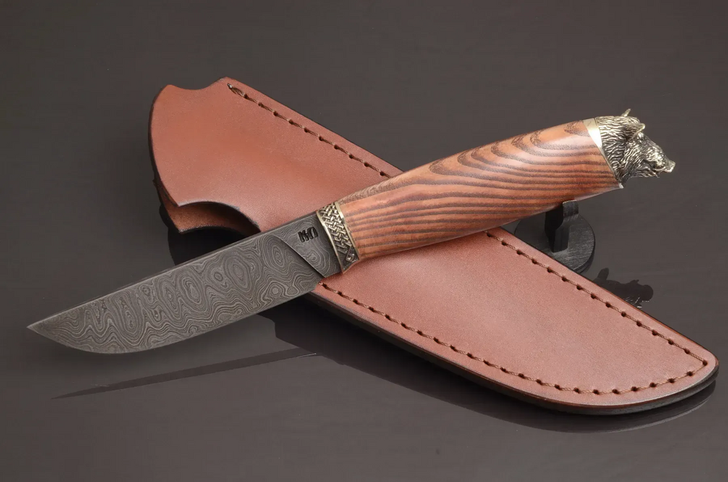 Couteau en acier Damas avec manche en bois hybride époxy rouge