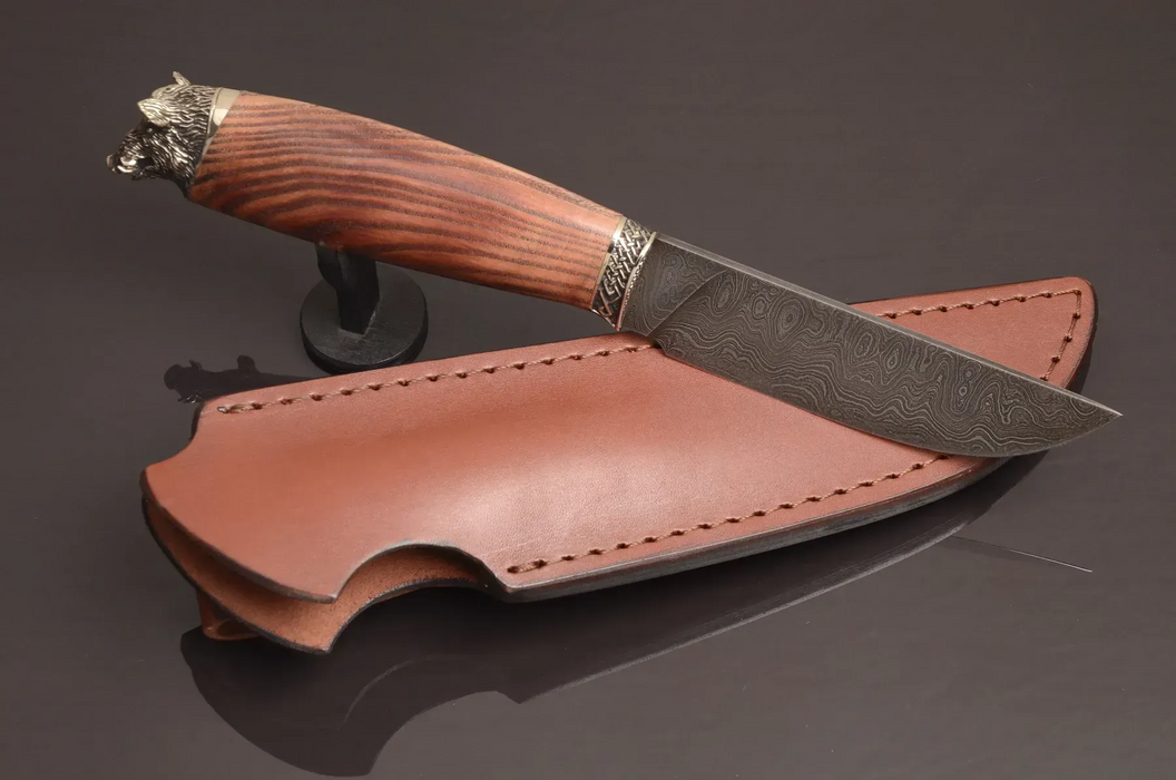 Couteau en acier Damas avec manche en bois hybride époxy rouge