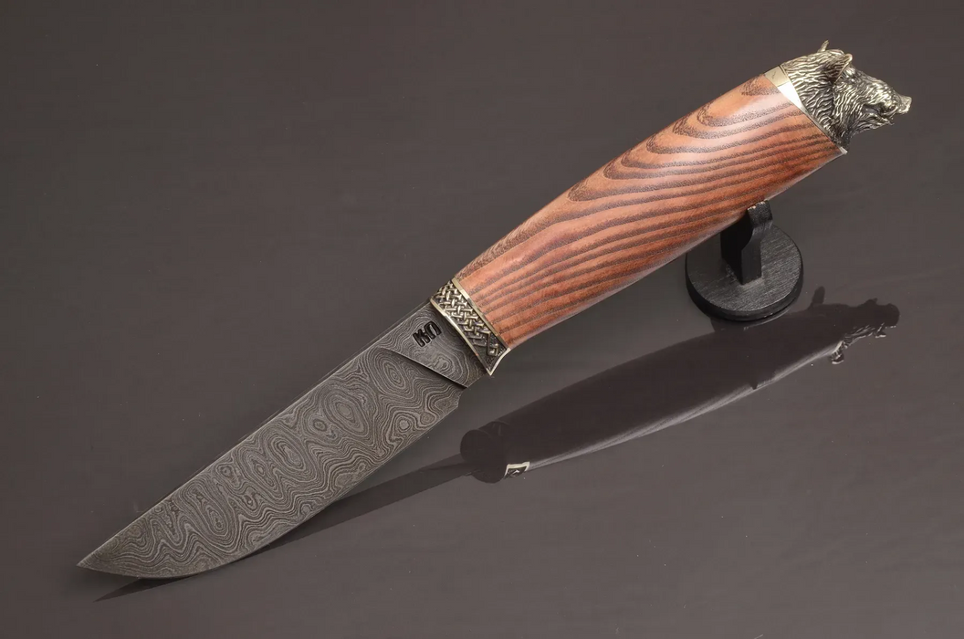 Couteau en acier Damas avec manche en bois hybride époxy rouge