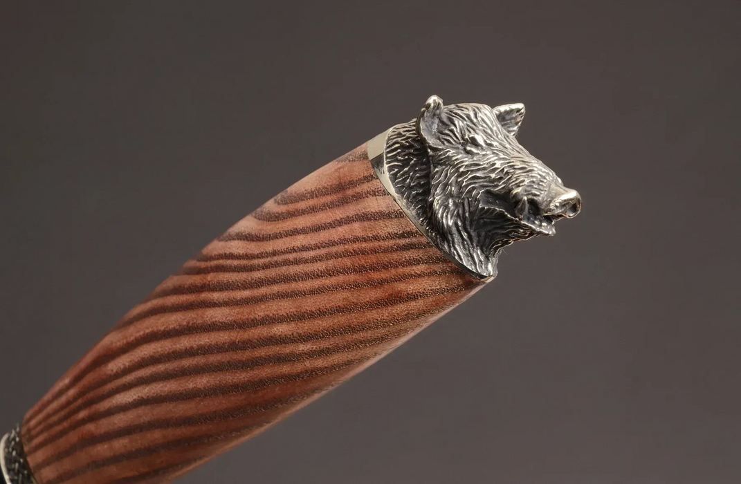 Couteau en acier Damas avec manche en bois hybride époxy rouge