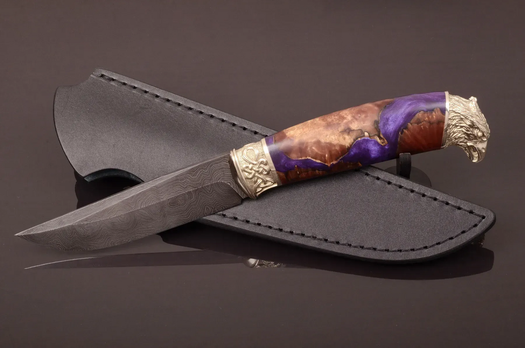 Couteau en acier Damas avec manche en bois hybride époxy rouge