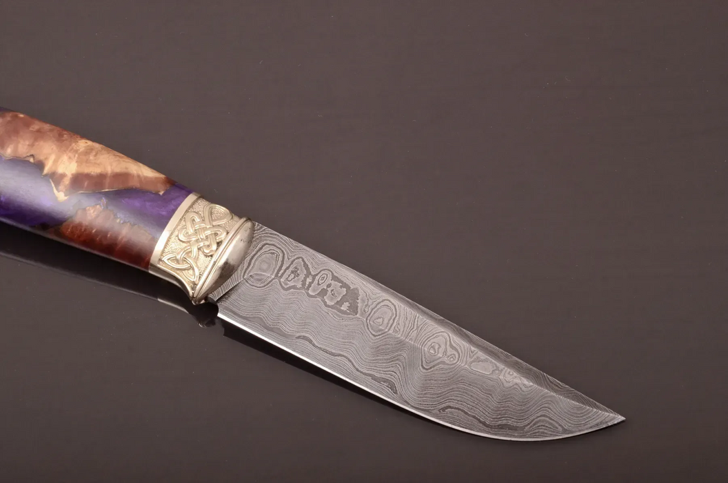 Couteau en acier Damas avec manche en bois hybride époxy rouge