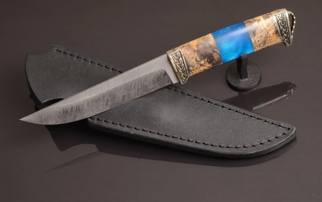 Couteau en acier Damas avec manche en bois hybride époxy rouge