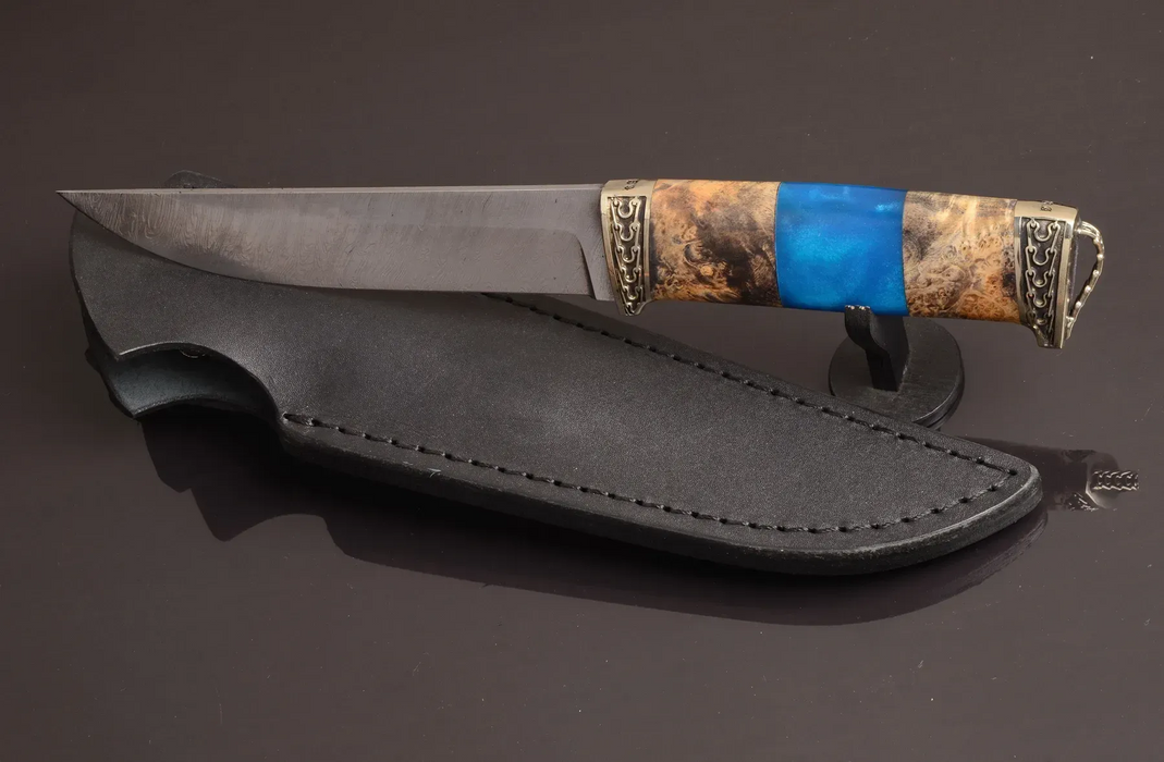 Couteau en acier Damas avec manche en bois hybride époxy rouge