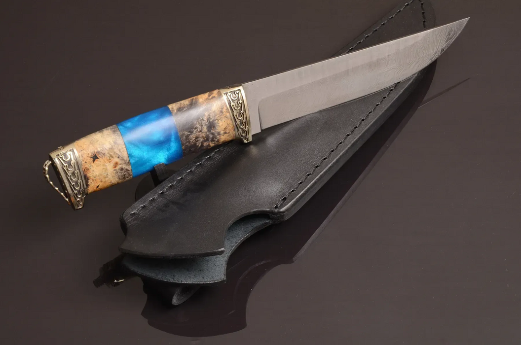 Couteau en acier Damas avec manche en bois hybride époxy rouge
