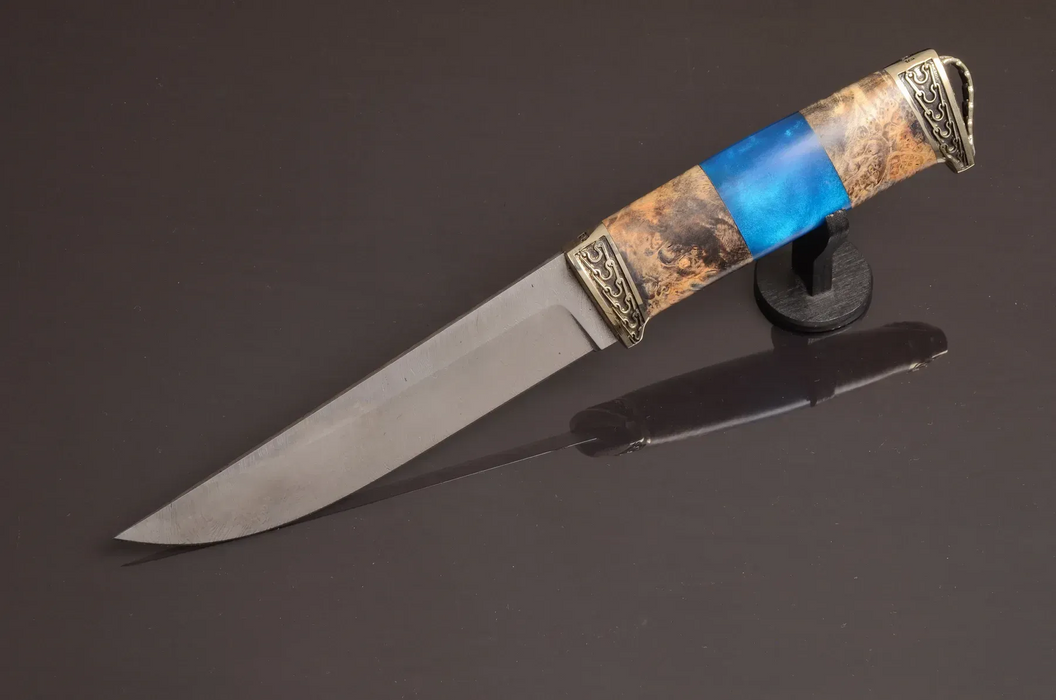 Couteau en acier Damas avec manche en bois hybride époxy rouge