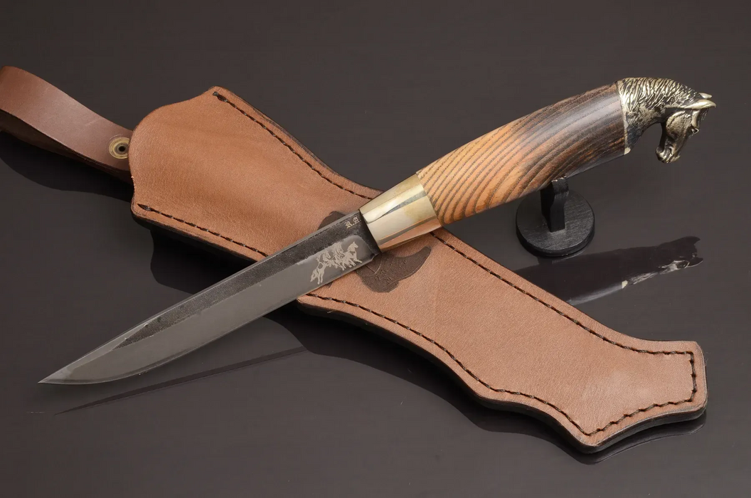 Couteau en acier Damas avec manche en bois hybride époxy rouge
