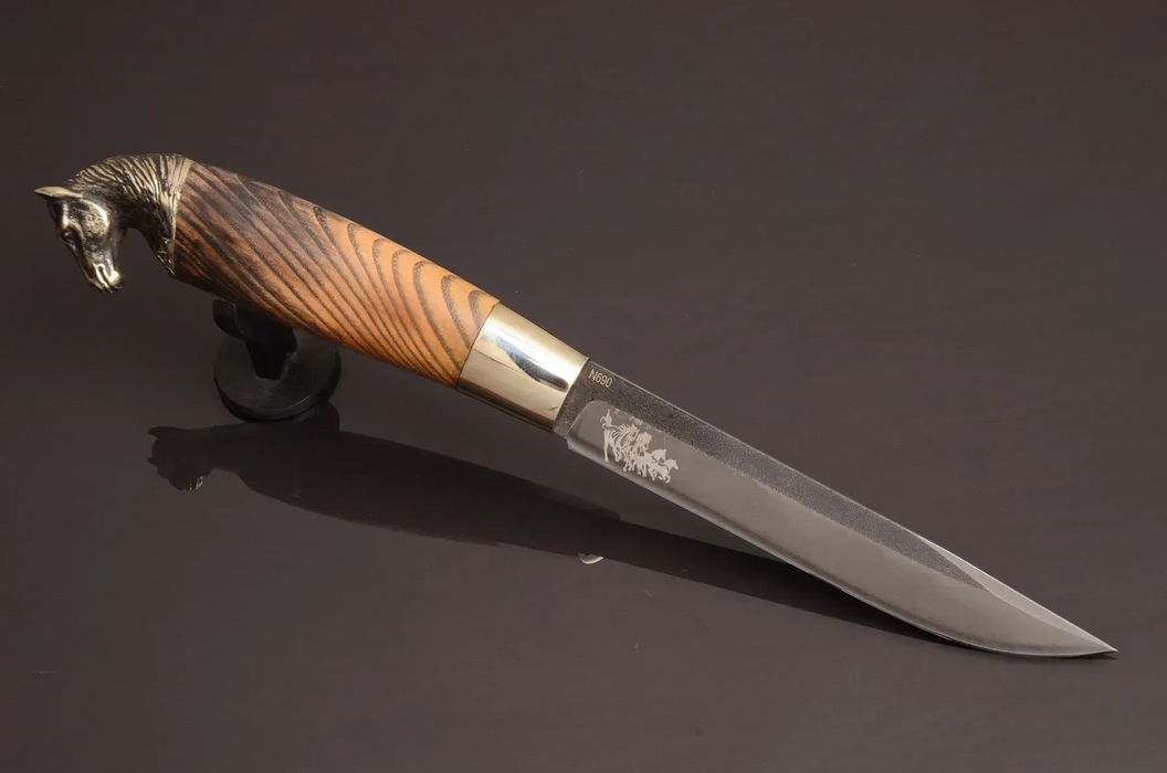 Couteau en acier Damas avec manche en bois hybride époxy rouge