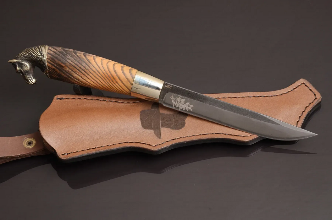 Couteau en acier Damas avec manche en bois hybride époxy rouge