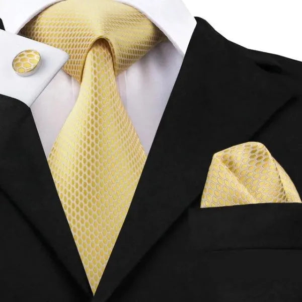 Gold Scaled Silk Tie for Classy Men - Elegant Accessory for Formal Occasions