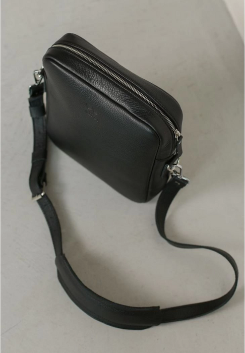 Classic Men’s Leather Satchel – Timeless Everyday Style